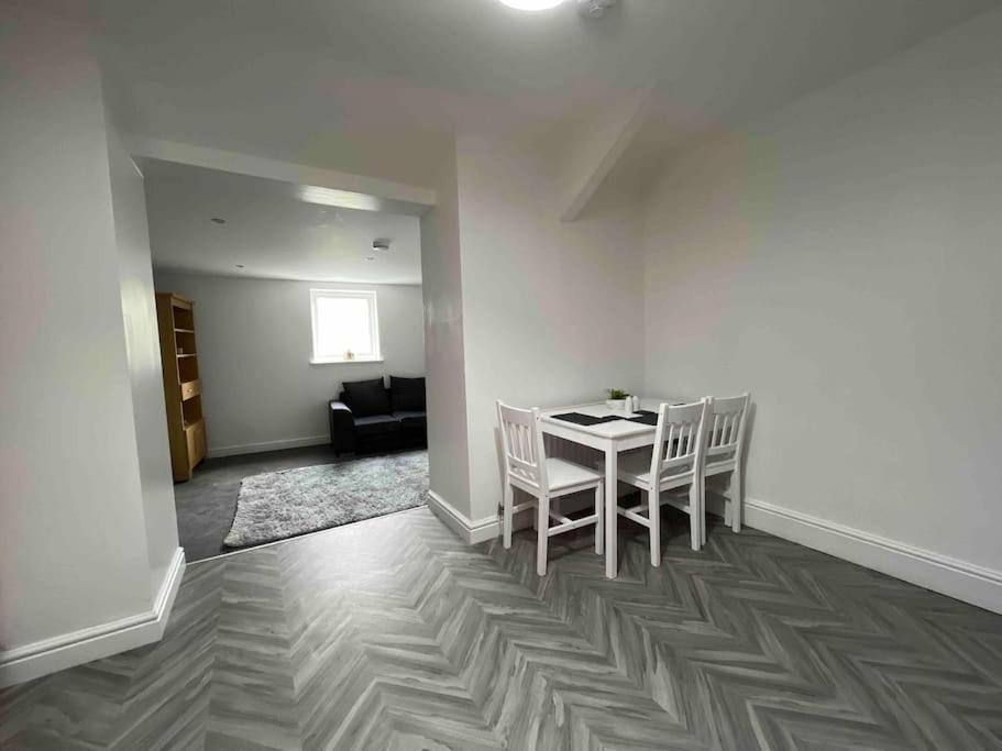 אבריסטוויט Modern 2 Bedroom Flat In Town Centre מראה חיצוני תמונה